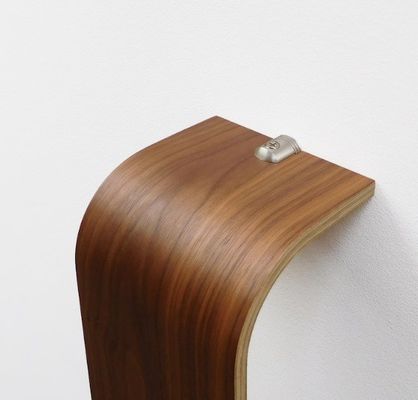 壁 に 装着 さ れ た 木 の スパ シャワー タオル スタンド を 用い て 浴室 を 簡単 に 整理 する