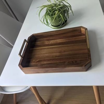 キッチン レストラン 金色磨き金属ハンドル付きの木製の配給トレイ ナッツ