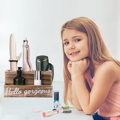 この 木製 の ヘア ドライヤー と ストレインダー ホルダー を 用い て,洗面室 を 簡単 に 整理 し て ください