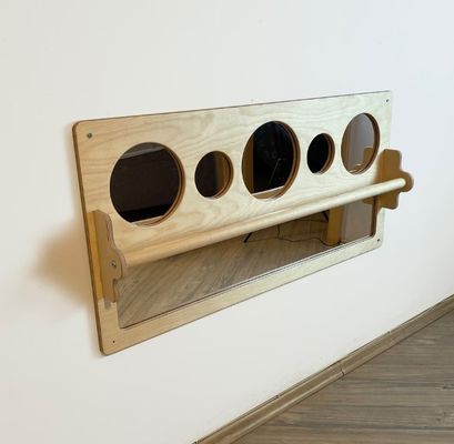 空間最適化のための木製バーとベビーフロアミラーを引っ張る