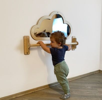 空間最適化のための木製バーとベビーフロアミラーを引っ張る