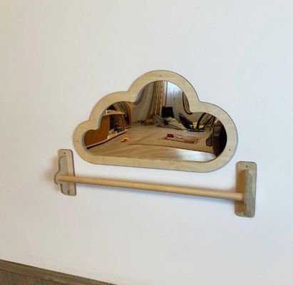 空間最適化のための木製バーとベビーフロアミラーを引っ張る