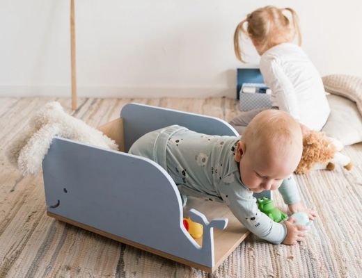 子供のおもちゃの組織のためのあなたの要求に応じてカスタマイズされた車輪上の木製のおもちゃ箱