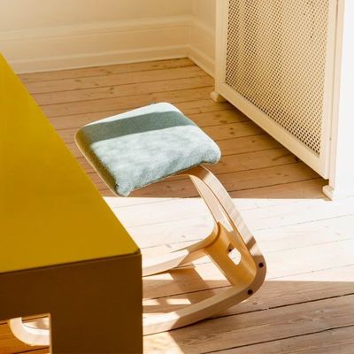 手作り 天然アッシュ オリジナル エルゴノミック オフィス 膝の椅子 濃い灰色 リバイブ 布