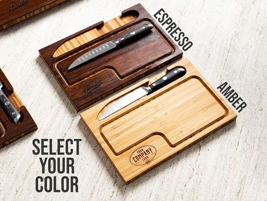 木製の切断板 汁の溝とナイフを整えた シンプルな色