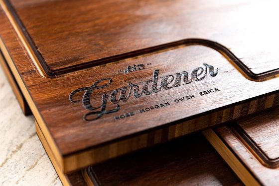 木製の切断板 汁の溝とナイフを整えた シンプルな色