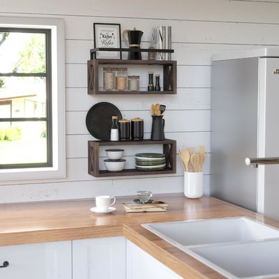 農家様式でスペースを節約 田舎風のブラウン色の浮遊木製棚とガードレール