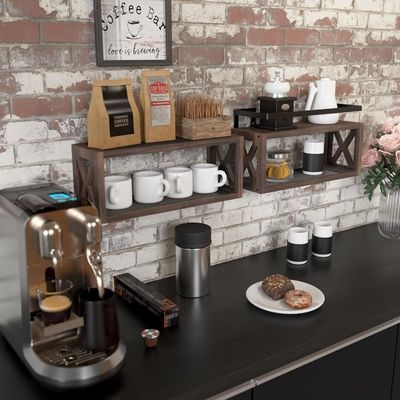 農家様式でスペースを節約 田舎風のブラウン色の浮遊木製棚とガードレール