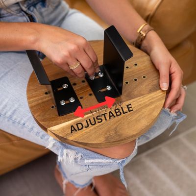 オーダーメイドロゴ エコフレンドリー調整可能な木製ソファアームテーブルのためのアカシアソファトレイ