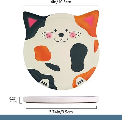 テーブル の 装飾 に 用い られる,様々な 形 と 色 の 現代 デザイン の 陶器 の コースター