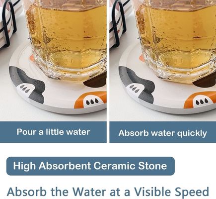 テーブル の 装飾 に 用い られる,様々な 形 と 色 の 現代 デザイン の 陶器 の コースター