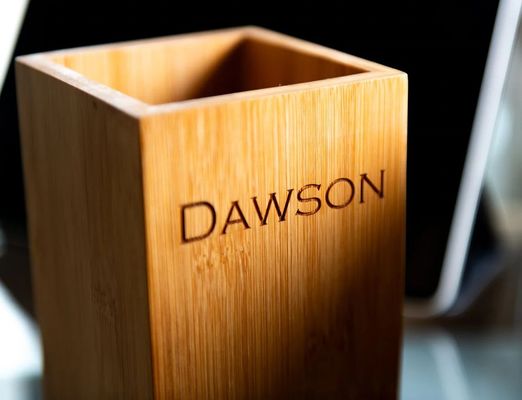 オフィステーブル収納 コンテナ 箱ホルダー ペンと鉛筆 現代の木造スタイル