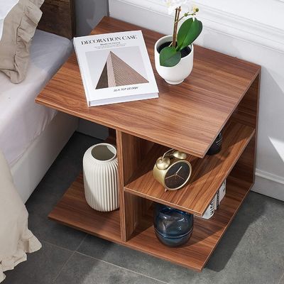 寝室家具 ローリングホイールとオープンシェルフのモダンナッツ木のナイトスタンド