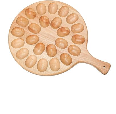 イースター・クリスマス用の木製のデビリド・エッグ・プレートとチャルコテリー・ボード