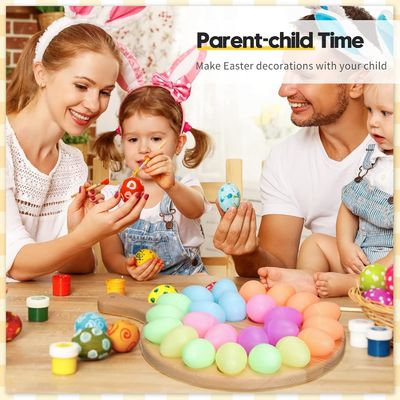 イースター・クリスマス用の木製のデビリド・エッグ・プレートとチャルコテリー・ボード