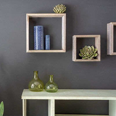 3つのクラシックな固木製の壁掛けの浮遊棚で空間を整理してください