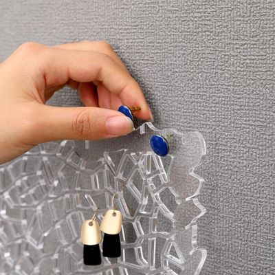 機能的なデザイン 木製の浮遊棚 オーダーメイドロゴのためのアクリルイヤリングディスプレイ