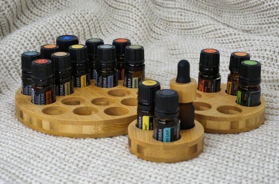 円状の油瓶を効率的に保管するための機能的な木製スタンド