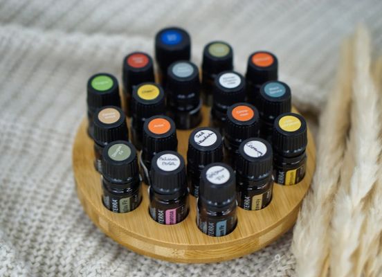 円状の油瓶を効率的に保管するための機能的な木製スタンド