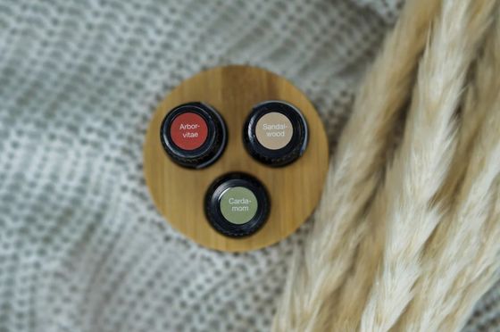 円状の油瓶を効率的に保管するための機能的な木製スタンド