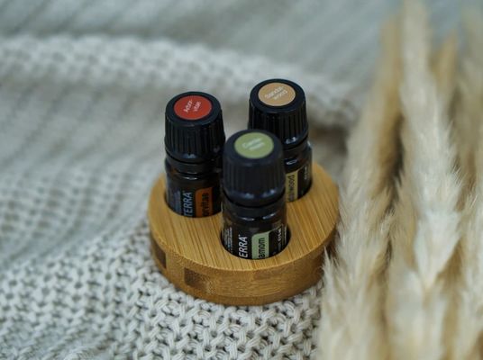 円状の油瓶を効率的に保管するための機能的な木製スタンド