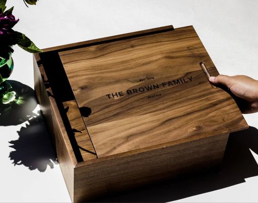 パーソナライズされたロゴの記念品と保管用用の現代的なミニマリストカスタムメモリーボックス