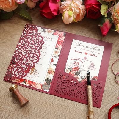 ヨーロッパ レーザーカット ホール ローズ ポケット 結婚式 招待状 封筒 と RSVP カード