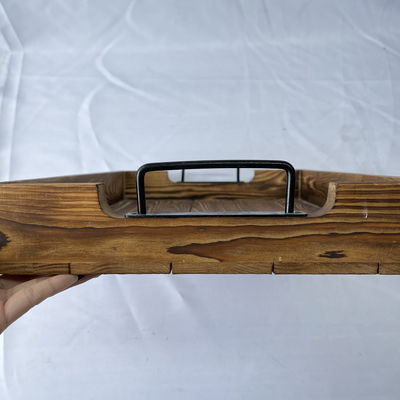 カスタマイズされたデザイン 金属ハンドル付きの田舎型長方形木製サービストレイ