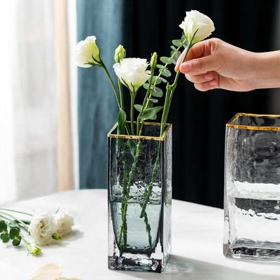 立方形 の グラス 結晶 の 瓶 大量 に 生産 さ れ て いる ― 結婚 式 や それ 以外 の 式 に 必要な 現代 の 瓶