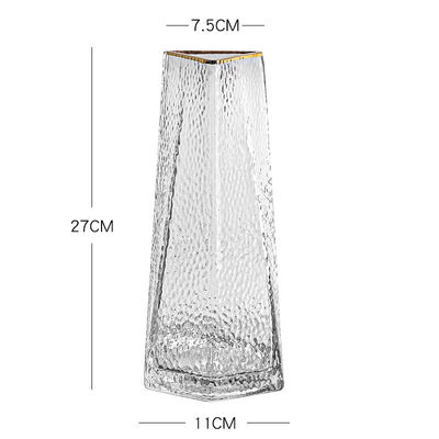 立方形 の グラス 結晶 の 瓶 大量 に 生産 さ れ て いる ― 結婚 式 や それ 以外 の 式 に 必要な 現代 の 瓶