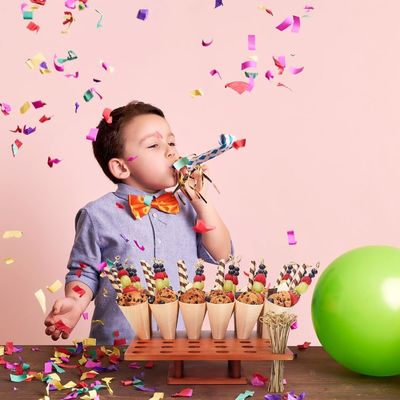 食品トラックやキャテリングイベントのためのシンプルな色の木製アイスクリームコーンホルダースタンド