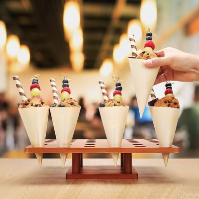 食品トラックやキャテリングイベントのためのシンプルな色の木製アイスクリームコーンホルダースタンド