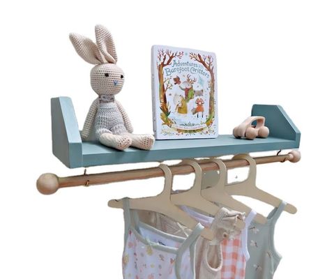 青い保育棚 衣装のハンガー 子供の衣装を整理