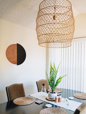 現代の農家のデザインスタイル 室内空間におけるヴィンテージ家具のための木製壁画