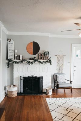 現代の農家のデザインスタイル 室内空間におけるヴィンテージ家具のための木製壁画