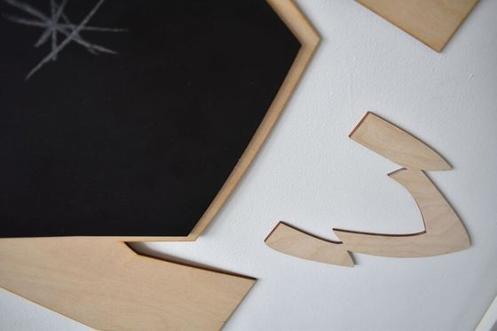 全季節の幼稚園モンテッソーリ ロケット 現代のデザインで星を飾った木製のチョークボード