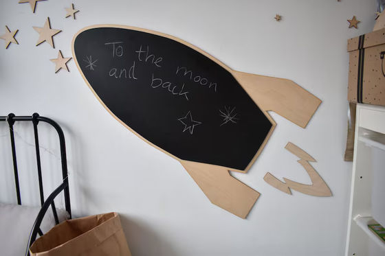 全季節の幼稚園モンテッソーリ ロケット 現代のデザインで星を飾った木製のチョークボード