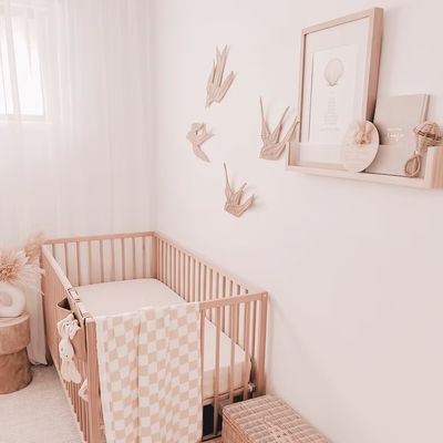 アクリル浮遊書棚壁でスペースを節約し,子供たちの保育園にスタイリッシュを添える