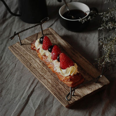 メタルハンドル付きの田舎の天然木のサービストレイ OEM ODM 受け入れ