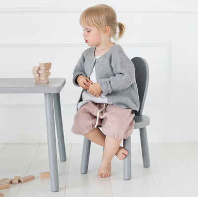 オーダーメイド ロゴ モダンデザインのモンテッソーリ活動で 子供のための木製のテーブルと椅子