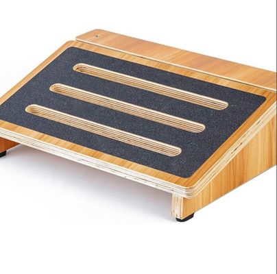 家庭やオフィス用椅子における机の下の姿勢サポートのためのエルゴノミックな木製のステップストール