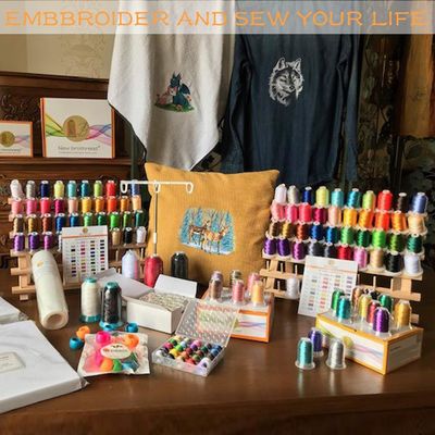 リビングルームで刺身 毛布 縫い糸を組織するための木製糸ラック