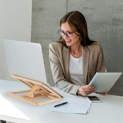 カスタマイズされたロゴ 折りたたむ木製ラップトップ リザー 調整可能なコンピュータスタンド