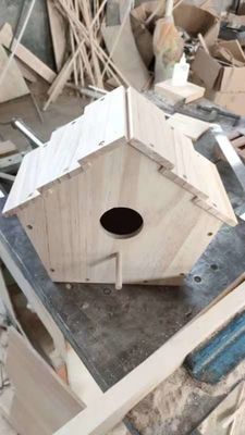 カスタマイズされたロゴ 装飾用ペイントで野生の鳥を飼育するための受容可能な木製の鳥飼料