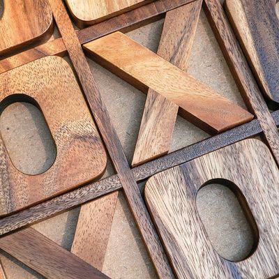 子供用の木製のティック・タック・トー XO チェスゲームセット 趣味と学習のためのカスタムティック・タック