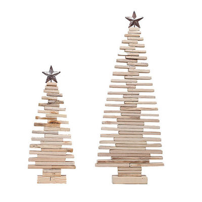 クリスマスツリーのテーブル装飾 シンプルなデザインと天然の木色の装飾