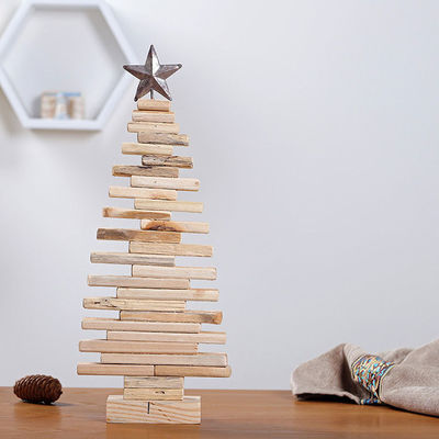 クリスマスツリーのテーブル装飾 シンプルなデザインと天然の木色の装飾