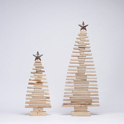 クリスマスツリーのテーブル装飾 シンプルなデザインと天然の木色の装飾