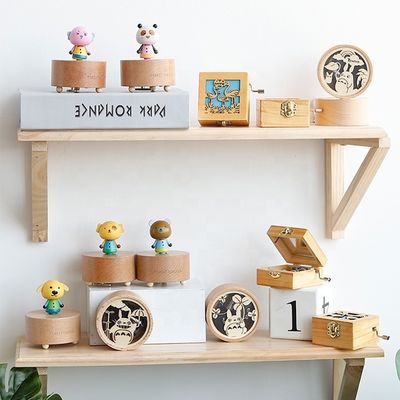 カスタムロゴ 受け入れられるデザイン クリスマス用の木製音楽箱 手動式ミニボックス