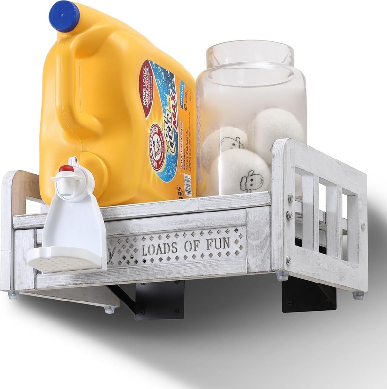 壁に装着された木製洗浄剤ホルダーと棚で洗濯室を変えてください